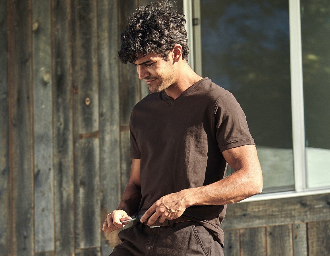 Main action image e.s. T-shirt cotton stretch V-Neck chestnut